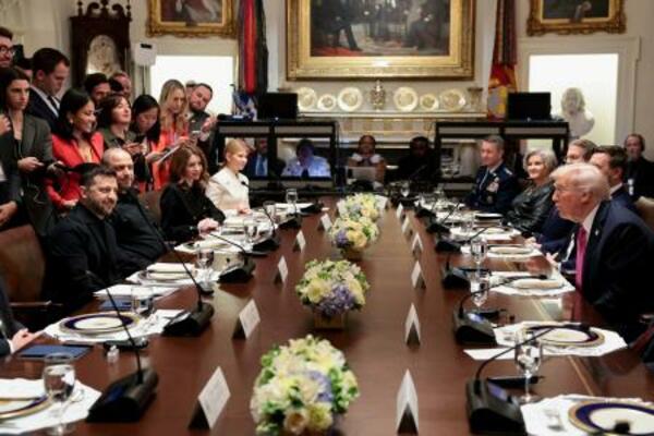 　ホワイトハウスで会談する米トランプ大統領（右手前）とウクライナのゼレンスキー大統領（左手前）＝１７日（ロイター＝共同）