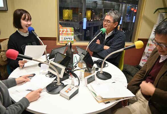 Ｖネットのラジオ番組で阪神大震災について語り合う野田さん（左端）や佐藤総局長（右端）＝７日夜、宇都宮市江野町