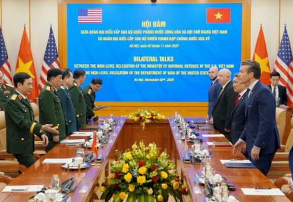 2日、ベトナム・ハノイで会談するファン・バン・ザン国防相(左端)とヘグセス米国防長官(右端)(共同)