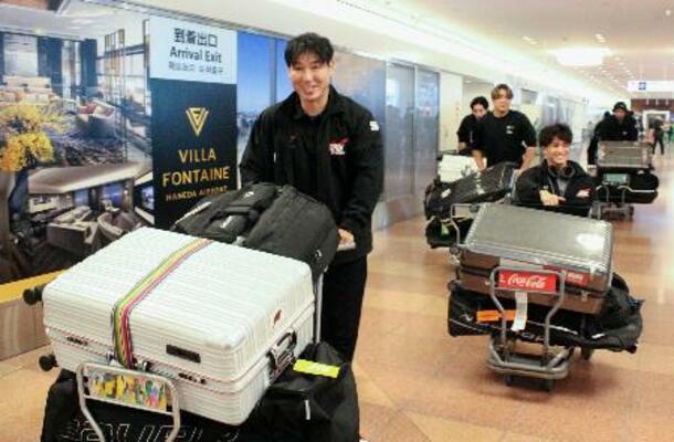 帰国したパラアイスホッケー日本代表=12日、羽田空港