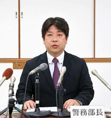 　記者会見する佐賀県警の中嶋昌幸警務部長＝２７日午後、佐賀県警本部