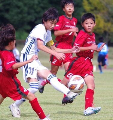 モランゴ栃木ＦＣ－ともぞうＳＣリーグ戦　前半１８分、ともぞうＳＣ・並木（左から２人目）が先制ゴールを決める＝大桶運動公園