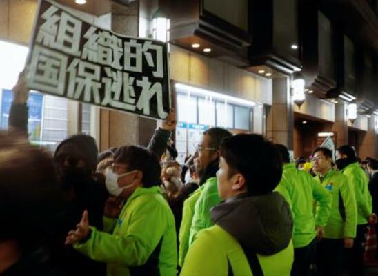 街頭演説で掲げられた抗議のボード=28日、京都市