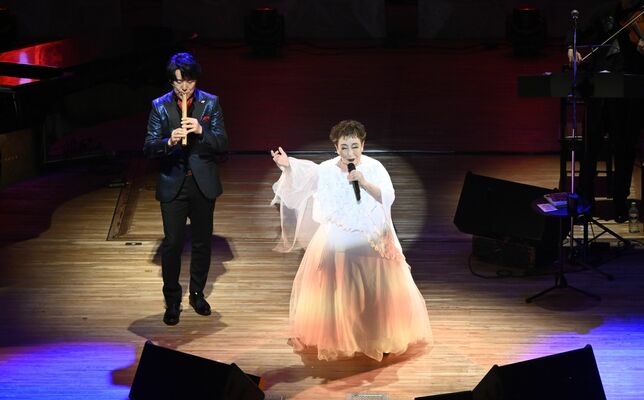 歌声を披露する加藤さん（右）とケーナを演奏するＲｅｎさん