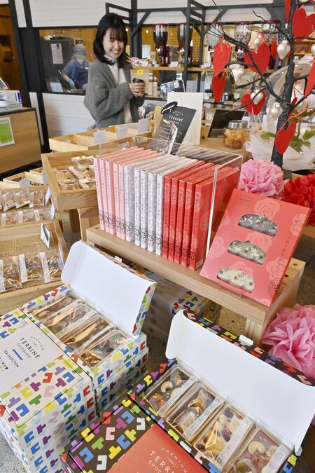 カラフルなパッケージのチョコレートが並ぶ店内＝10日午前11時40分、宇都宮市桜２丁目