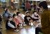 民話ふくべの会による読み聞かせを聞く藤井小の児童