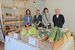 市内の農家が有機栽培した野菜などが並ぶ店内