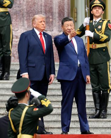 　北京の人民大会堂で歓迎式典に出席したトランプ米大統領（左）と中国の習近平国家主席＝１４日（共同）
