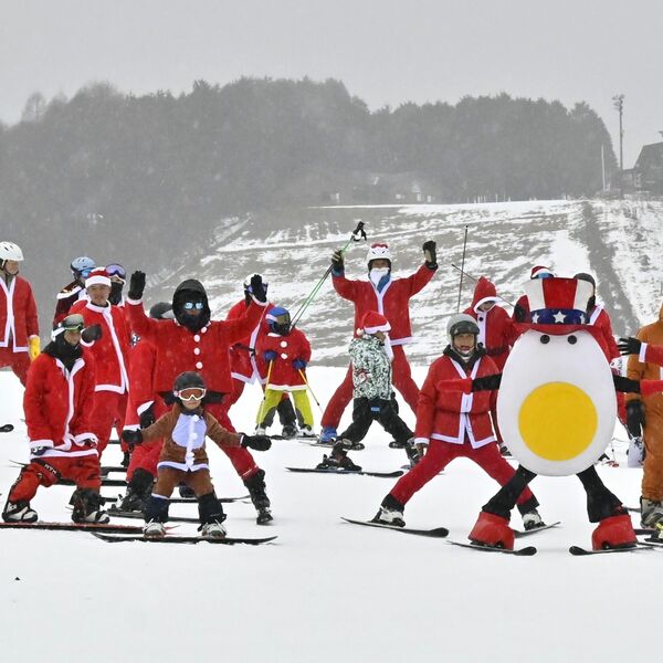 サンタ60人、ゲレンデに大集合 那須塩原・ハンタマで壮観クリスマス