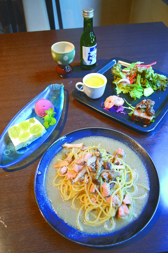 2200円のランチコース。グラスワインかソフトドリンク付き。メインはパスタ、ピザ、リゾットから選べます