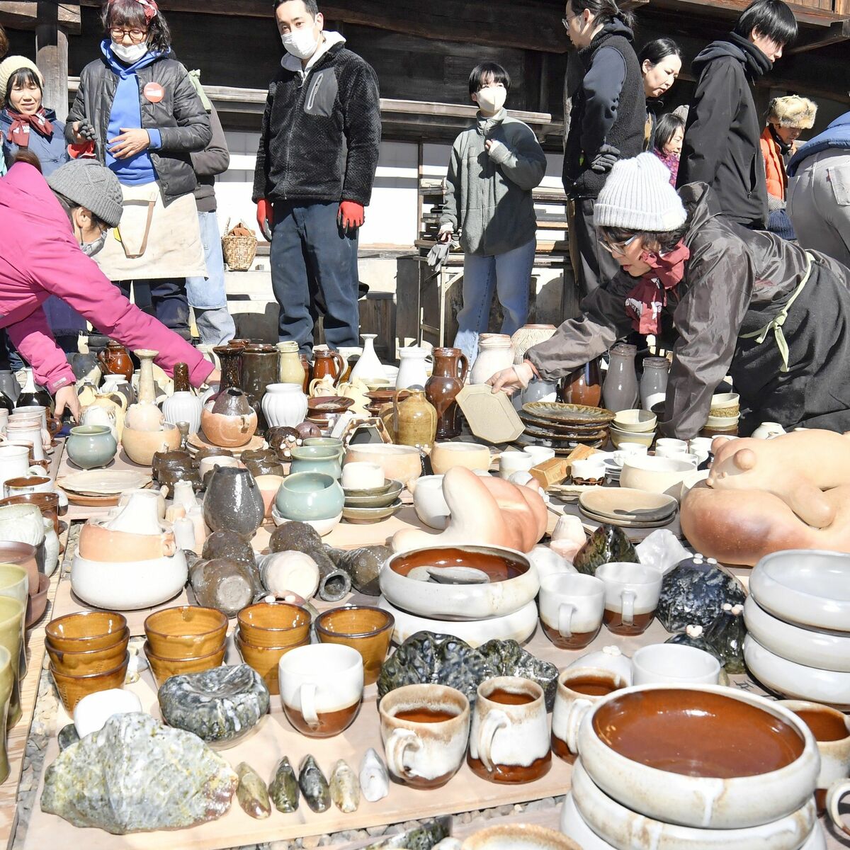 窯から続々、作品6000点 人間国宝・濱田庄司の登り窯で「窯出し」 31日