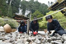 栗石返し　境内に石の音　東照宮と輪王寺で