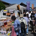 足利市、３年半ぶり軽トラ市盛況　グルメ車並び3000人来場