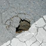 下水道管破損で道路に穴　宇都宮の市道　修繕し埋め戻す