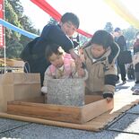 宇都宮・護国神社で「大晦日そば」 コメ奉納し、年越しそば受け取る