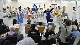 県警音楽隊が交通安全啓発