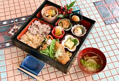 【推しの逸品】温まる食材ふんだんに　養生弁当　マレタケ荘喫茶室 ソラソラ（鹿沼）