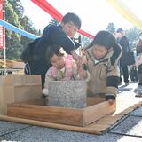 宇都宮・護国神社で「大晦日そば」　コメ奉納し、年越しそば受け取る