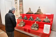 那須家に伝わるひな人形を展示