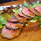 【ミヤコレ】食べ応えのある赤身肉　牛のたたき（Ｒｅ：Ｓｅｔ　Ｄｉｎｉｎｇ）