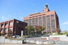 民家に車衝突、大学生死亡