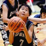 ミニバスケットU12前期トップリーグ 男子は犬伏DUNXが2期連続のブロック優勝 チームワークで3戦全勝