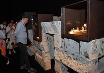 大谷石、カルティエを支える　国立新美術館で企画展