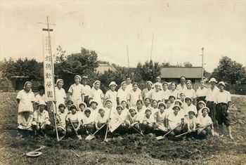 宇都宮第一高等女学校(現宇都宮女子高)に組織された「報徳勤労団」。学校に泊まり込み、昼は校庭整備などの作業、夜は報徳道の学習などを行った=1940年夏(大塚房子さん提供)