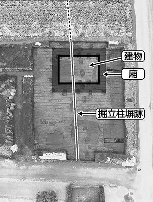 調査で確認された廂のある掘立柱建物跡と掘立柱塀跡。塀跡は、既に見つかっていた塀跡とつながっている（下野市教委の提供写真を基に作成）