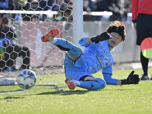 ＰＫ戦で相手に決勝のシュートを許す栃木シティのＧＫ児玉＝ＣＦＳ、森田大地撮影