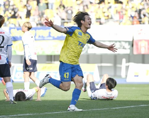 後半６分、栃木ＳＣのＭＦ吉野（中央）が２点目を決めて笑顔で駆け出す＝カンセキスタジアムとちぎ、森田大地撮影