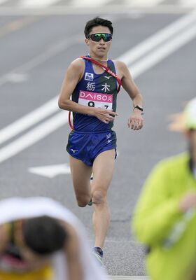 ゴールする栃木のアンカー栃木渡＝広島市の平和記念公園前