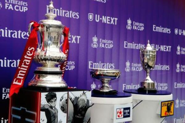 お披露目された(左から)FAカップ、天皇杯、銀製カップ=31日、MUFGスタジアム