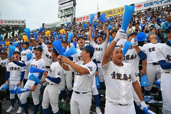 声をからして声援を送った一塁側アルプススタンドの応援団＝９日午後、阪神甲子園球場