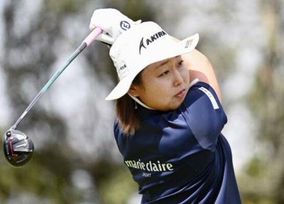 　第１日、４番でティーショットを放つ小滝水音。６アンダーで首位＝新南愛知ＣＣ