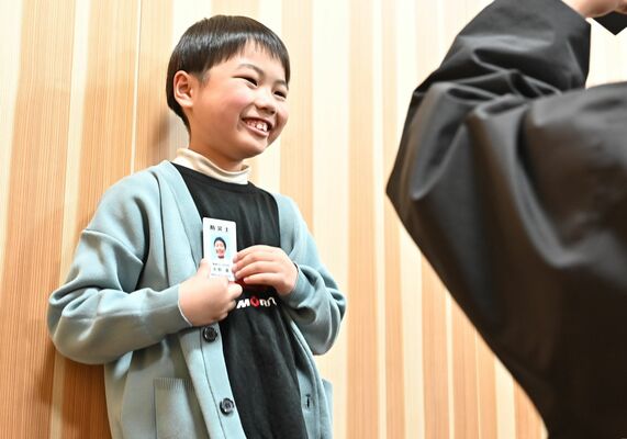 全国最年少防災士となり、報道陣のインタビューを受ける市野さん＝５日午後、鹿沼市役所