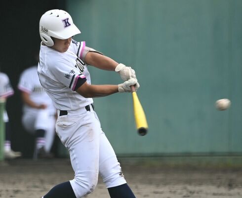 １回、国学栃木の藤井が先制の適時打を放つ＝とちぎ木の花