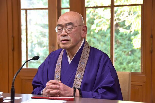 記者会見に臨む柴田氏
