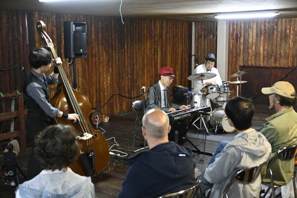 酒蔵で開かれたクニ三上さんのコンサート