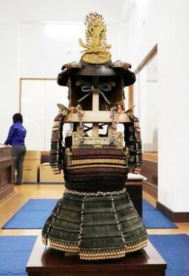 　修復を終えた、上杉謙信が着用したとされる甲冑＝２３日午前、山形県米沢市