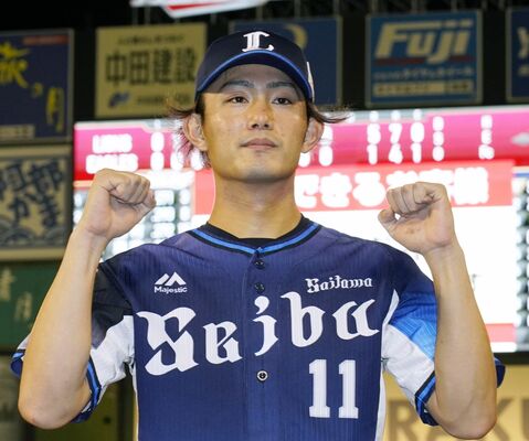 ２０２１年10月、自己最多８勝目を挙げヒーローインタビューに応える今井。エースとして頭角を現した１年だった