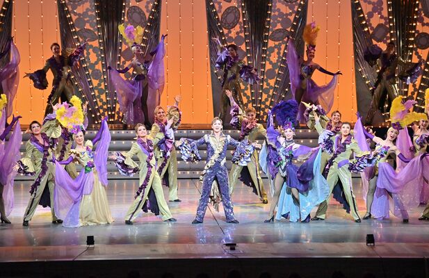 観衆を魅了した宝塚歌劇雪組ミュージカル「愛するには短すぎる」宇都宮公演＝５日午後、宇都宮市文化会館