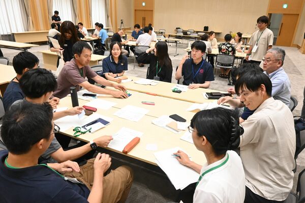 意見交換する地域おこし協力隊員たち＝９日午後、県庁