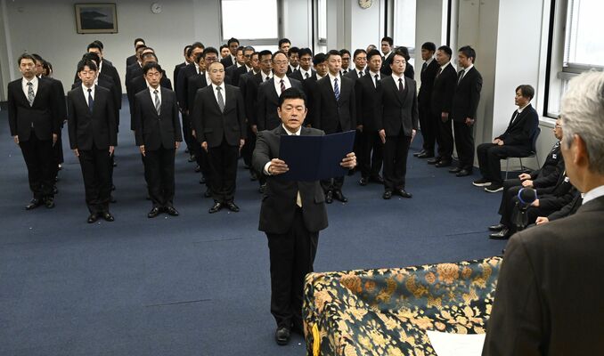 「サイバー対策センター」の発足式で決意表明する篠原勝弘センター長（中央）＝１日午後、県警本部
