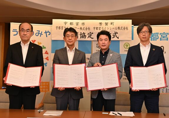 連携協定を締結した左から高井社長、大関町長、佐藤市長、東代表取締役