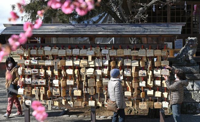 絵馬掛けに鈴なりに掛けられている合格祈願の絵馬＝１１日午前１１時５５分、芳賀町西水沼