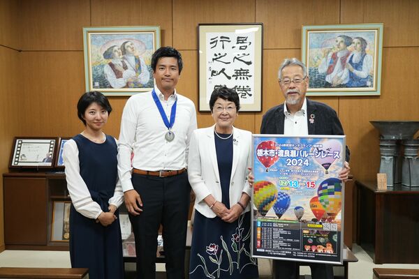 世界選手権に出場する藤田さん（左から２人目）と神島代表（右）