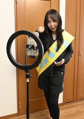 自宅で動画を撮影する高橋氏＝14日午後、千葉県四街道市大日