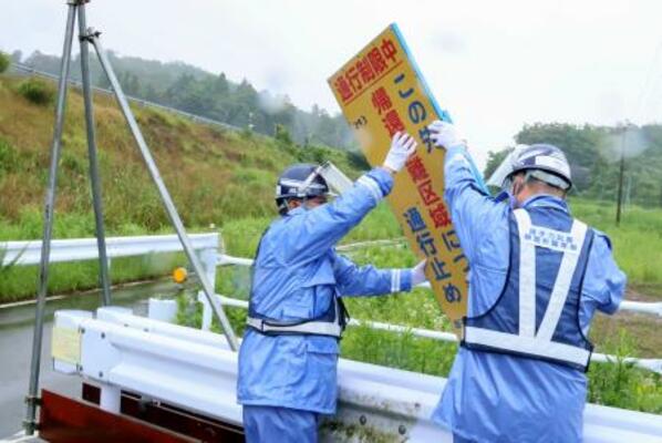 撤去される、立ち入り制限の立て看板=22日午前9時ごろ、福島県大熊町