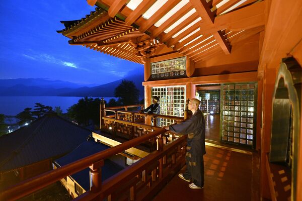 ライトアップされ、中禅寺湖湖畔を彩る五大堂＝18日午後７時25分、日光市中宮祠（超広角レンズ使用）